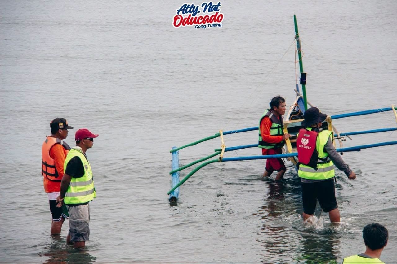 Safety marshals in the water beside a baruto boat during Lumba-anay sa Baybay